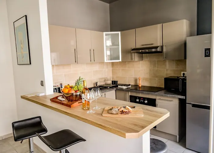 Flavia - Balcony Glimpse Of The Sea Daire *