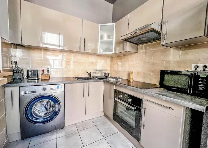 Flavia - Balcony Glimpse Of The Sea Daire *