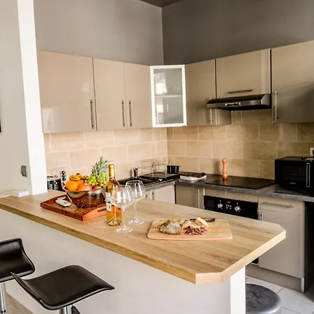 Flavia - Balcony Glimpse Of The Sea Apartment *